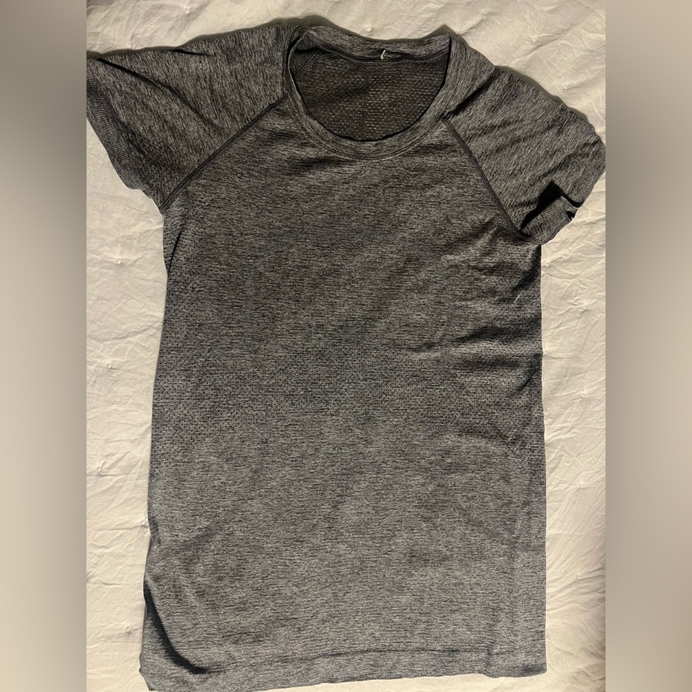 Lululemon Swiftly Tech Short-Sleeve Shirt 2.0
Hip Length Slate White Size 8